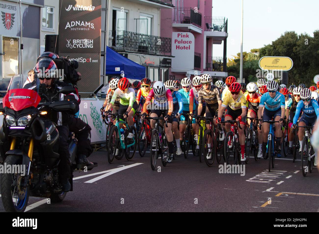 Radsportveranstaltung Tour Series 2022 rund 5 in Clacton-on-Sea, Essex. Das Rennen der Frauen beginnt. Stockfoto