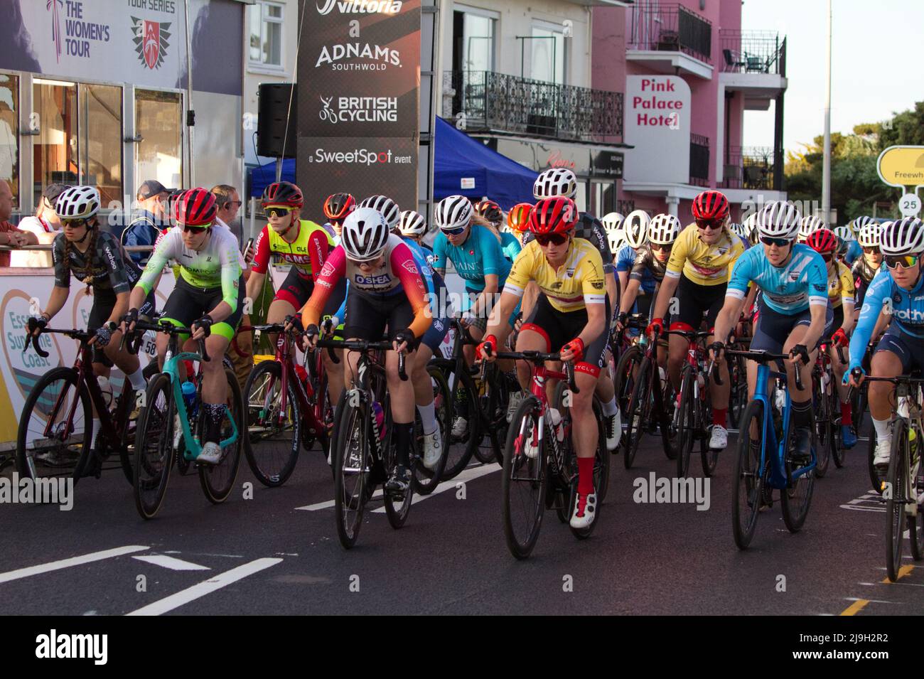 Radsportveranstaltung Tour Series 2022 rund 5 in Clacton-on-Sea, Essex. Das Rennen der Frauen beginnt. Stockfoto