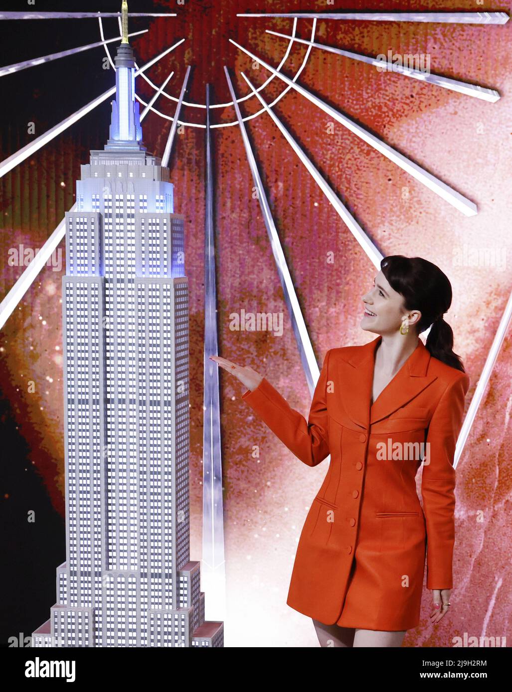 New York, Usa. 23.. Mai 2022. Rachel Brosnahan, die preisgekrönte Schauspielerin und Vorstandsmitglied des Covenant House, besucht das Empire State Building, um am Montag, den 23. Mai 2022, den 50.. Jahrestag von Covenant House, der größten Wohltätigkeitsorganisation Amerikas, zu feiern, die Jugendlichen hilft, die Obdachlosigkeit und Überlebenden des Menschenhandels ausgesetzt sind. Foto von John Angelillo/UPI Credit: UPI/Alamy Live News Stockfoto