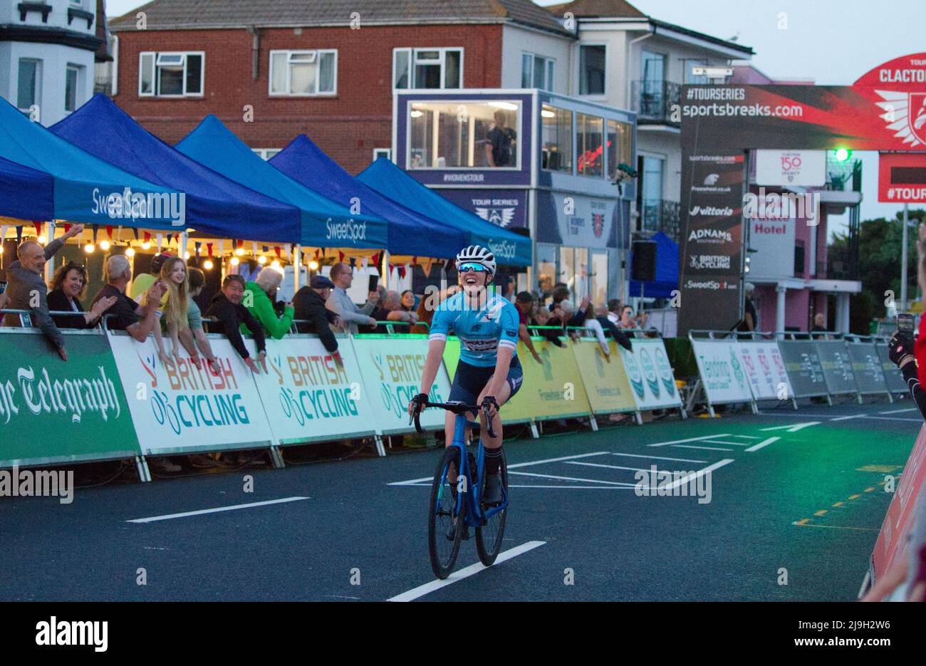 Radsportveranstaltung Tour Series 2022 rund 5 in Clacton-on-Sea, Essex. Sammie Stuart vom Team Brother UK – LDN gewinnt Runde 5 des Damenrennens. Stockfoto