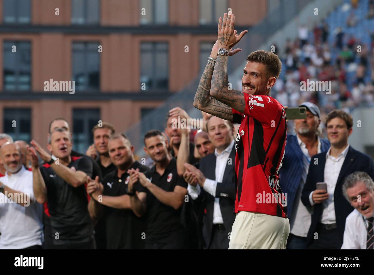 Sassuolo, Italien, 22.. Mai 2022. Samuel Castillejo vom AC Mailand applaudiert den Fans, als HEM sich nach dem Spiel der Serie A im Mapei Stadium - Cittˆ del Tricolore, Sassuolo, auf das Podium für die Siegerehrung begibt. Bildnachweis sollte lauten: Jonathan Moscrop / Sportimage Stockfoto