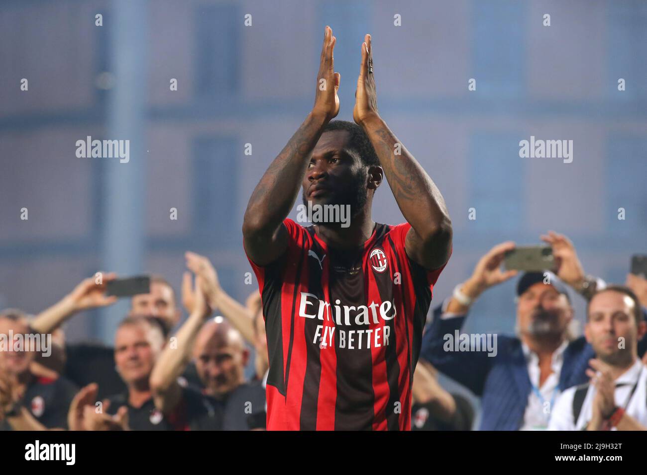 Sassuolo, Italien, 22.. Mai 2022. Franck Kessie vom AC Mailand applaudiert den Fans, als er sich auf das Siegerpodest für die Siegerehrung nach dem Spiel der Serie A im Mapei Stadium - Cittˆ del Tricolore, Sassuolo, begibt. Bildnachweis sollte lauten: Jonathan Moscrop / Sportimage Stockfoto