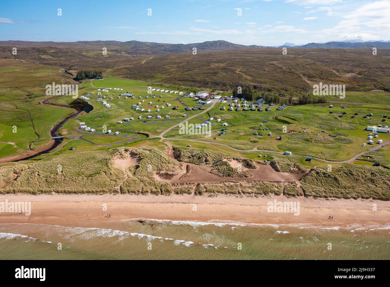 Luftaufnahme von Big Sands Beach und Sands Caravan Park an der North Coast 500 Route, Wester Ross, Scottish Highlands, Schottland Stockfoto