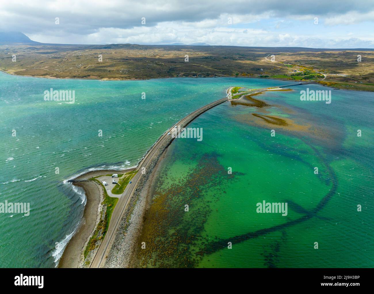 Luftaufnahme von der Drohne von Kyle of Tongue Causeway in Sutherland, Scottish Highlands, Schottland, Stockfoto