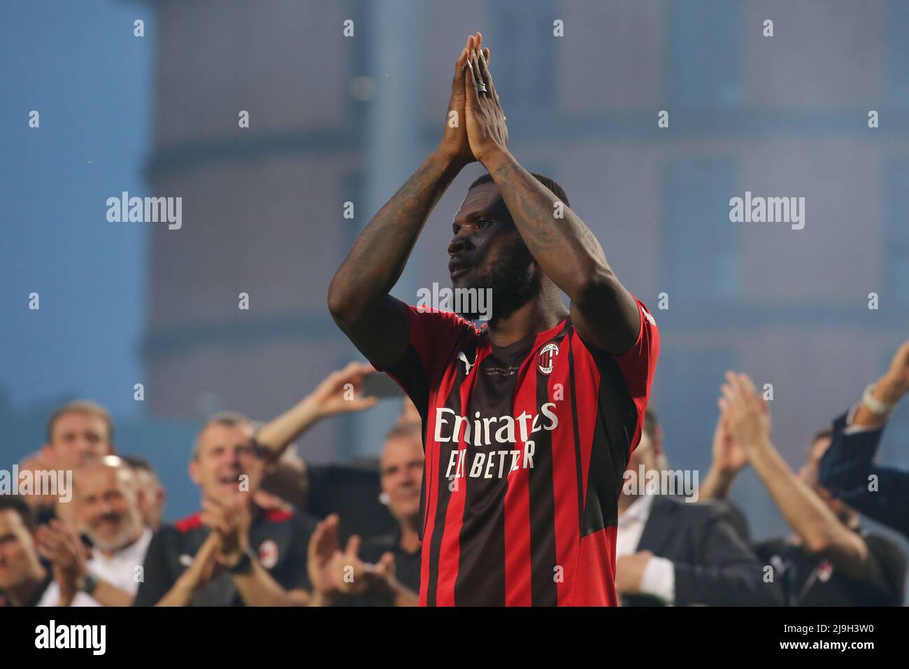 Sassuolo, Italien, 22.. Mai 2022. Franck Kessie vom AC Mailand applaudiert den Fans, als er sich auf das Siegerpodest für die Siegerehrung nach dem Spiel der Serie A im Mapei Stadium - Cittˆ del Tricolore, Sassuolo, begibt. Bildnachweis sollte lauten: Jonathan Moscrop / Sportimage Stockfoto