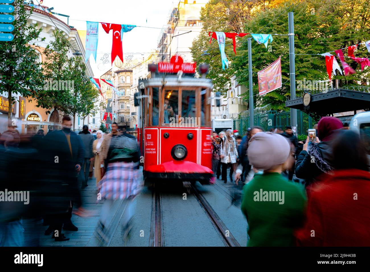 Blick auf Istanbul. Istiklal Caddesi in Beyoglu. Bewegungsunschärfen auf der Straßenbahn und den Menschen. Istanbul Türkei - 11.13.2021 Stockfoto