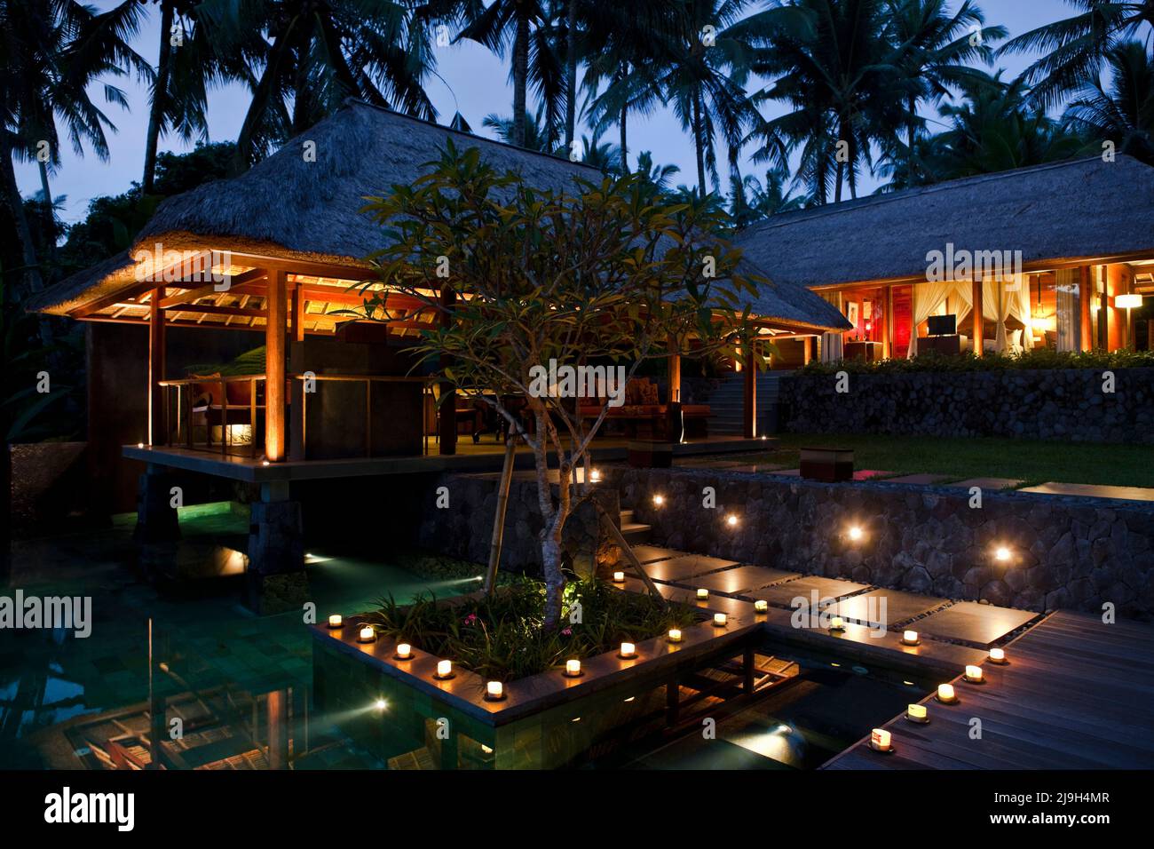 Die Kayumanis Honeymoon Suite in der Abenddämmerung, kayumanis Ubud, Bali, Indonesien. Stockfoto