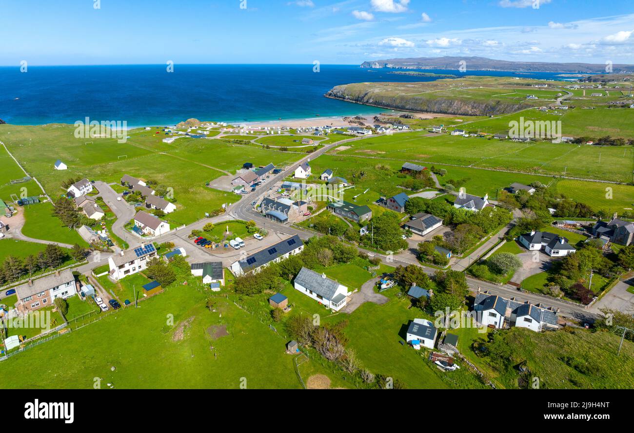 Luftaufnahme von der Drohne des Dorfes Durness auf der North Coast 500 Route, Sutherland, Schottland Stockfoto