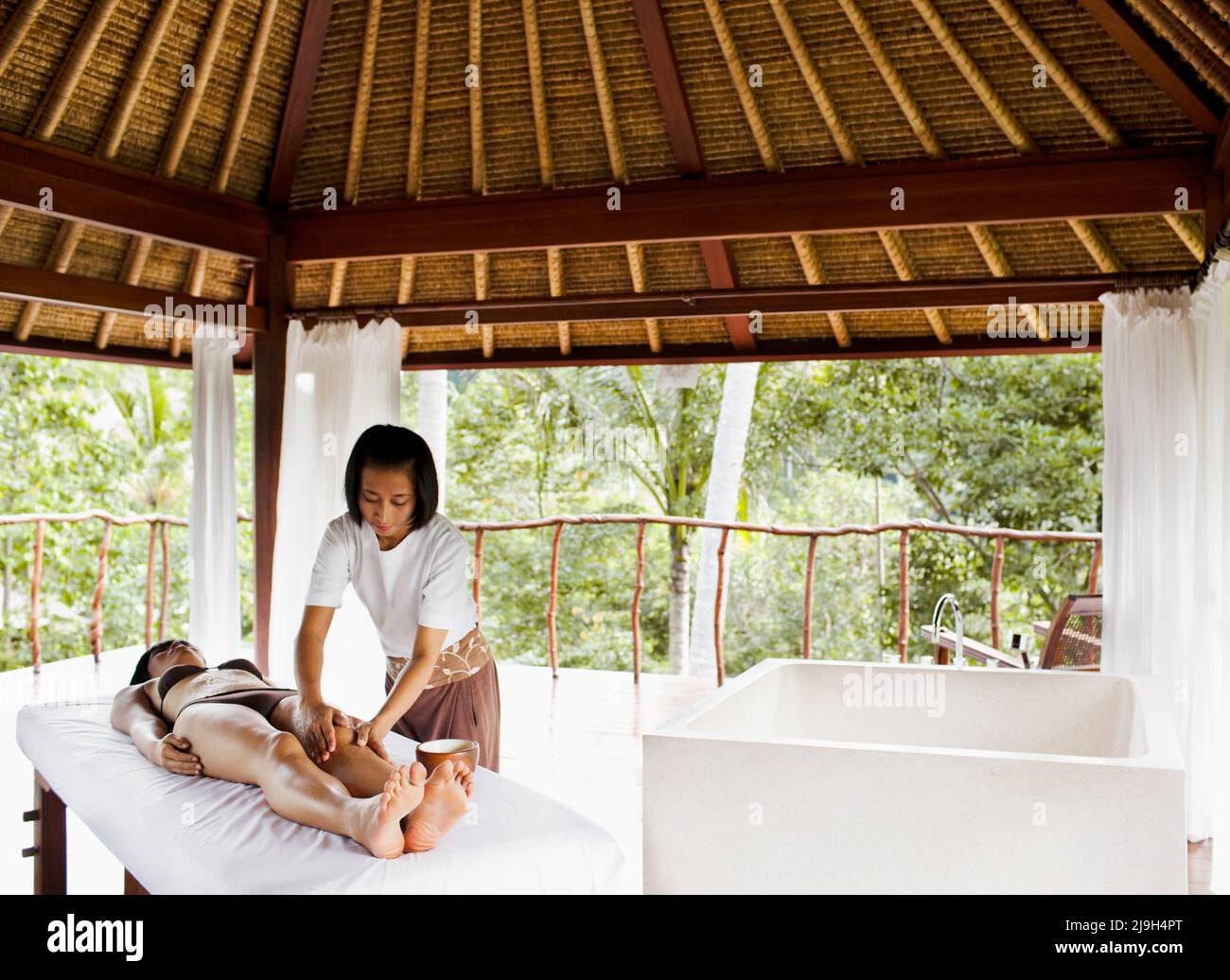 Junge asiatische Frau, die im Kayumanis Spa, Kayumanis Ubud, Bali, Indonesien, Körperpeeling erhält. Stockfoto