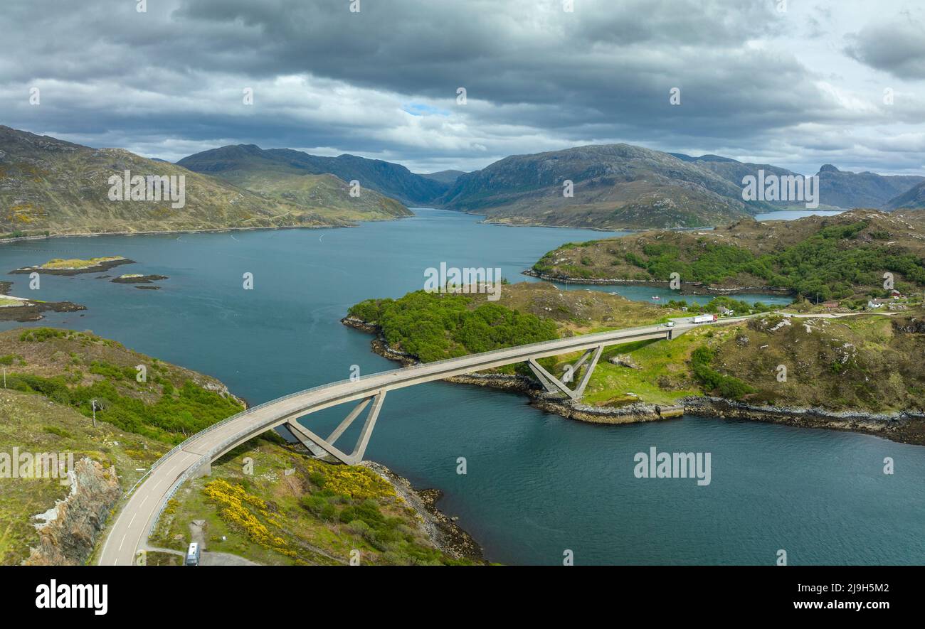 Luftaufnahme von der Drohne der Kylesku Bridge und der Autobahn auf der North Coast 500 Route in Sutherland, Schottland Stockfoto