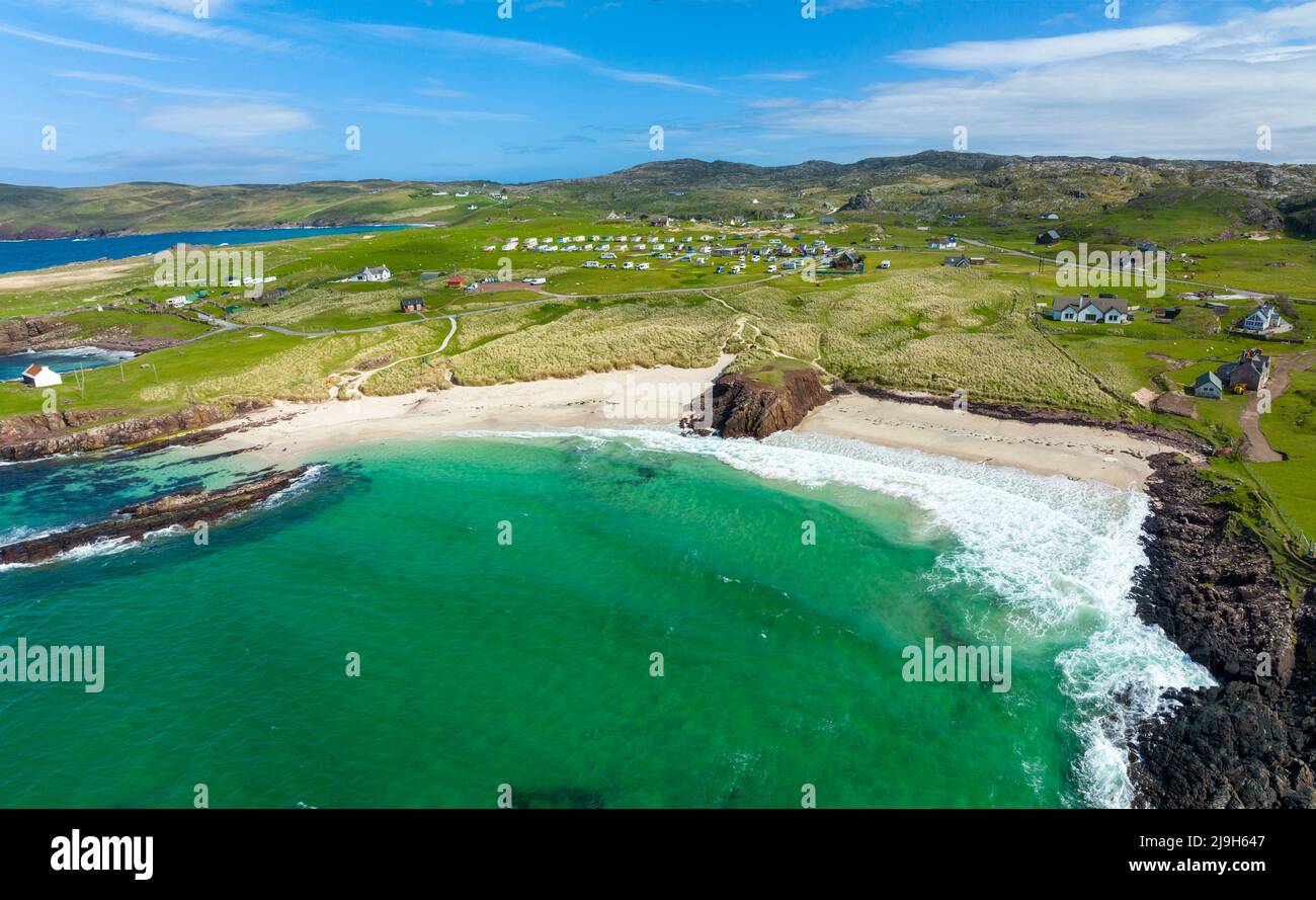 Luftaufnahme von der Drohne des Strandes von Clachtoll in Assynt, Sutherland, Highland, Schottland Stockfoto