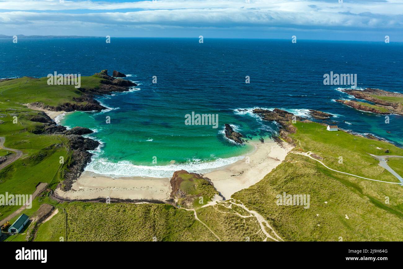Luftaufnahme von der Drohne des Strandes von Clachtoll in Assynt, Sutherland, Highland, Schottland Stockfoto