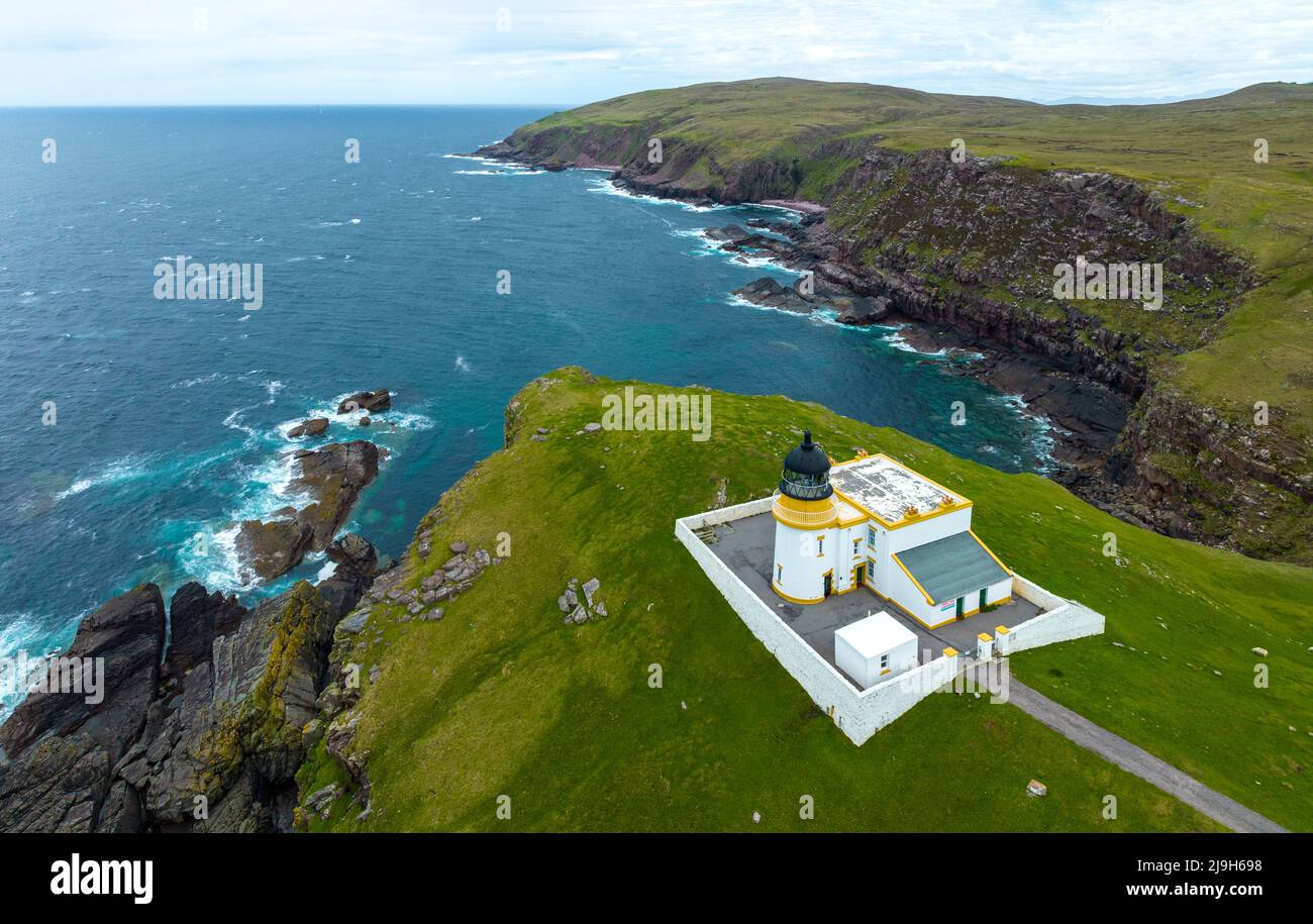 Luftaufnahme von der Drohne des Stoer Head Lighthouse in Assynt, Highland Region, Schottland Stockfoto