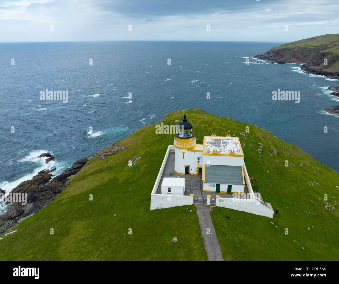 Luftaufnahme von der Drohne des Stoer Head Lighthouse in Assynt, Highland Region, Schottland Stockfoto