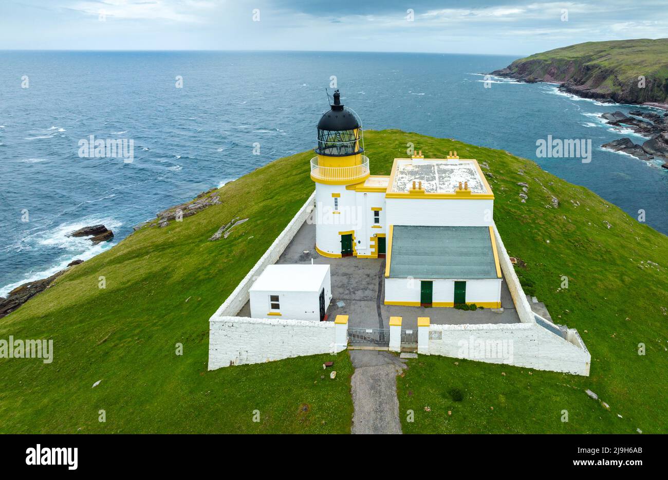 Luftaufnahme von der Drohne des Stoer Head Lighthouse in Assynt, Highland Region, Schottland Stockfoto
