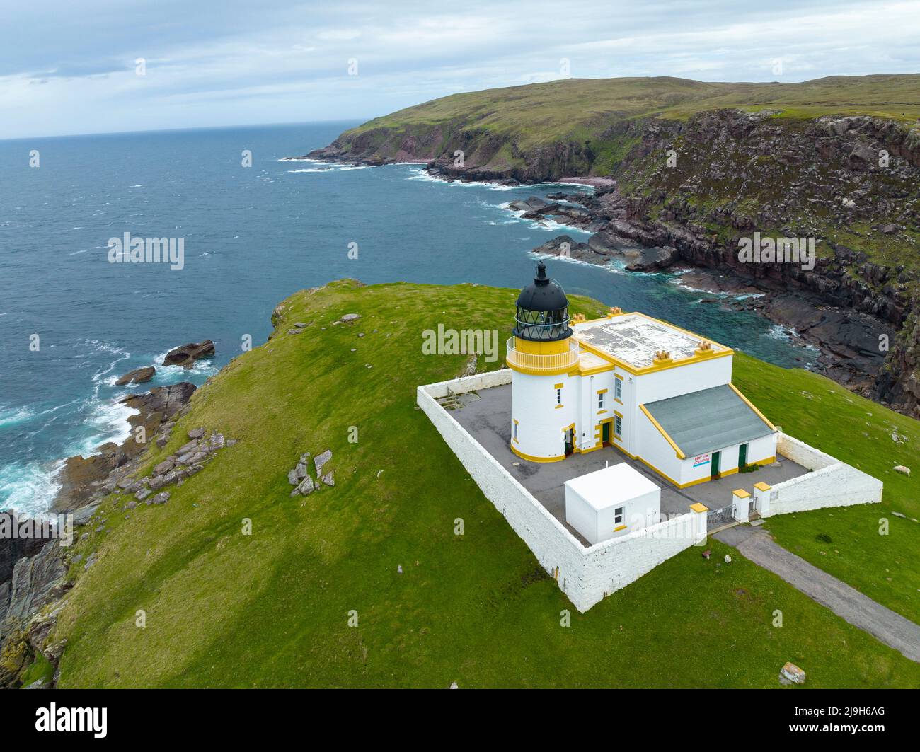 Luftaufnahme von der Drohne des Stoer Head Lighthouse in Assynt, Highland Region, Schottland Stockfoto