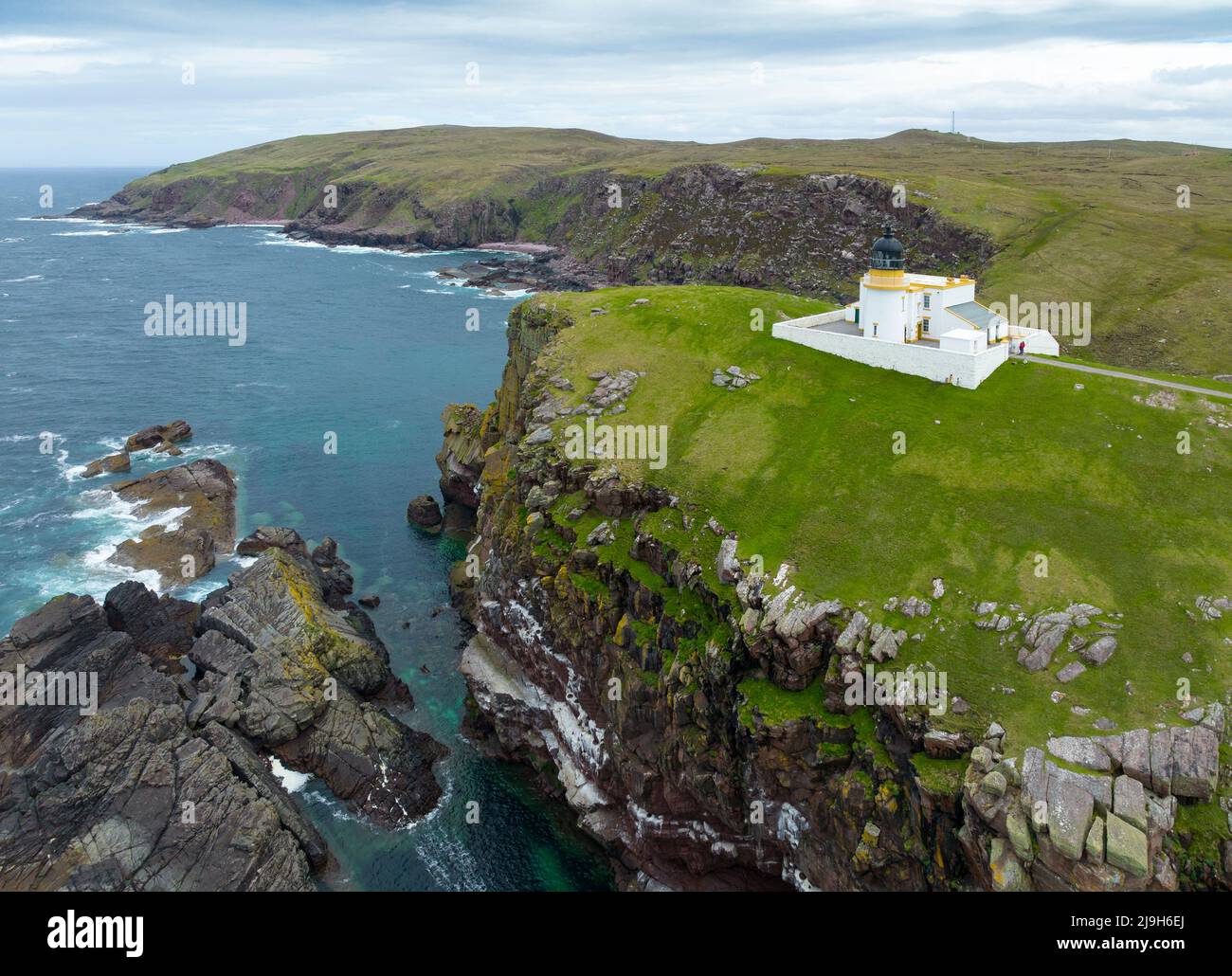 Luftaufnahme von der Drohne des Stoer Head Lighthouse in Assynt, Highland Region, Schottland Stockfoto
