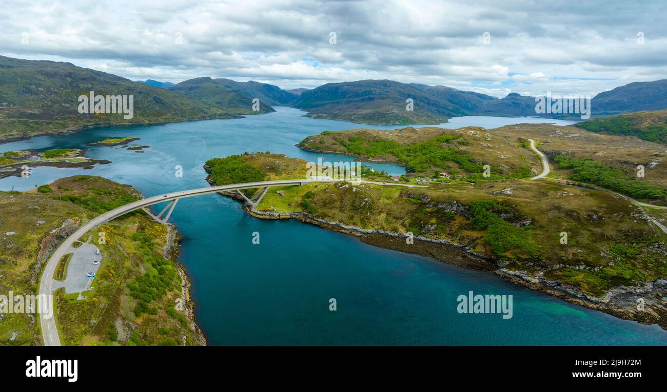 Luftaufnahme von der Drohne der Kylesku Bridge und der Autobahn auf der North Coast 500 Route in Sutherland, Schottland Stockfoto