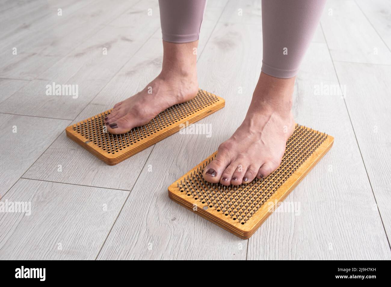 Nagel stehen Praxis Frau Beine auf Sadhu Bord Yoga Meditation Fußmassage Stockfoto