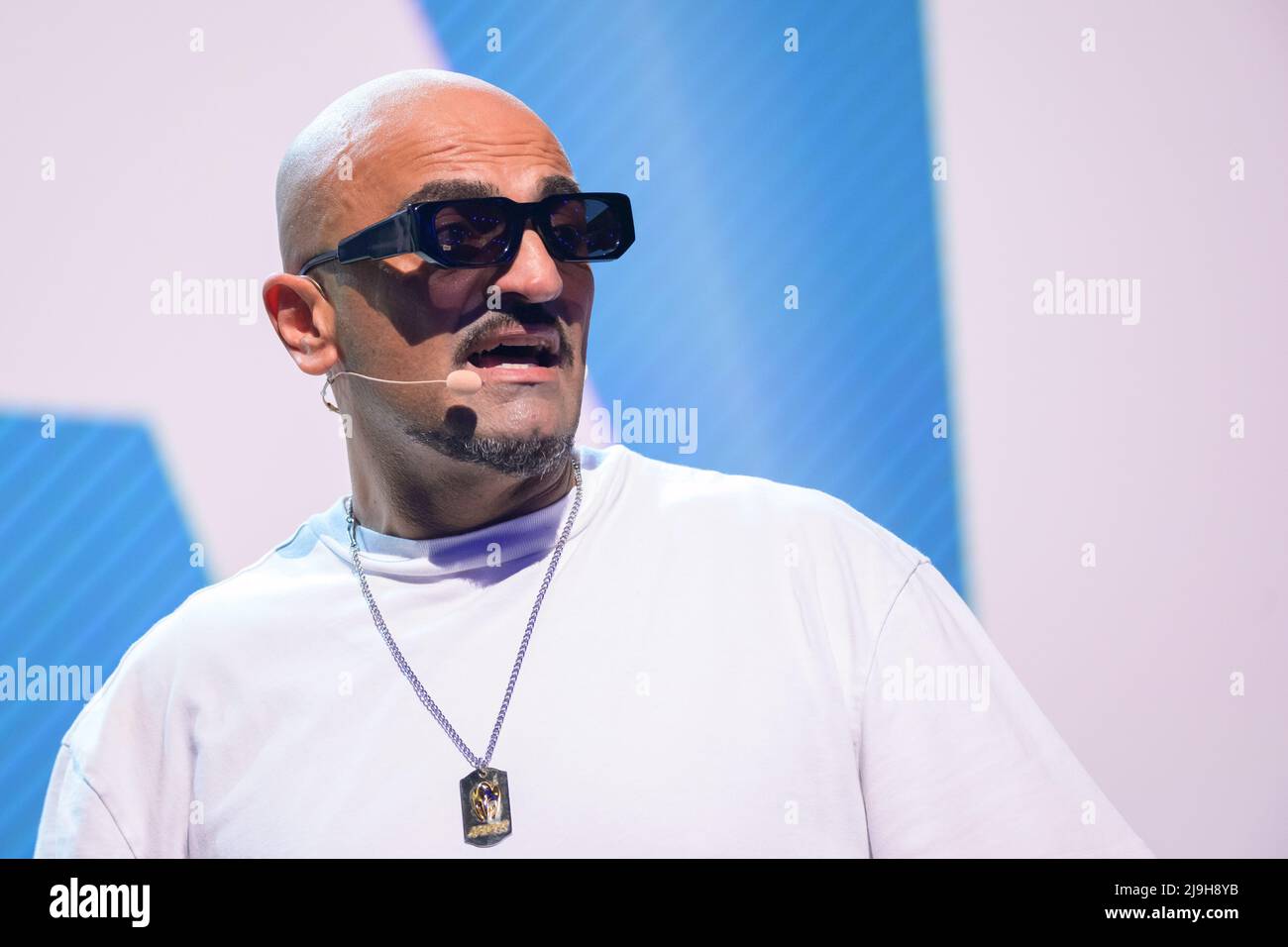 Hamburg Deutschland 18 Mai 22 Rapper Xatar Spricht Wahrend Seiner Performance Auf Der Buhne Das Omr Digital Festival In Hamburg Setzt Auf Eine Kombination Aus Messe Workshops Und Party Quelle Jonas Walzberg Dpa Alamy