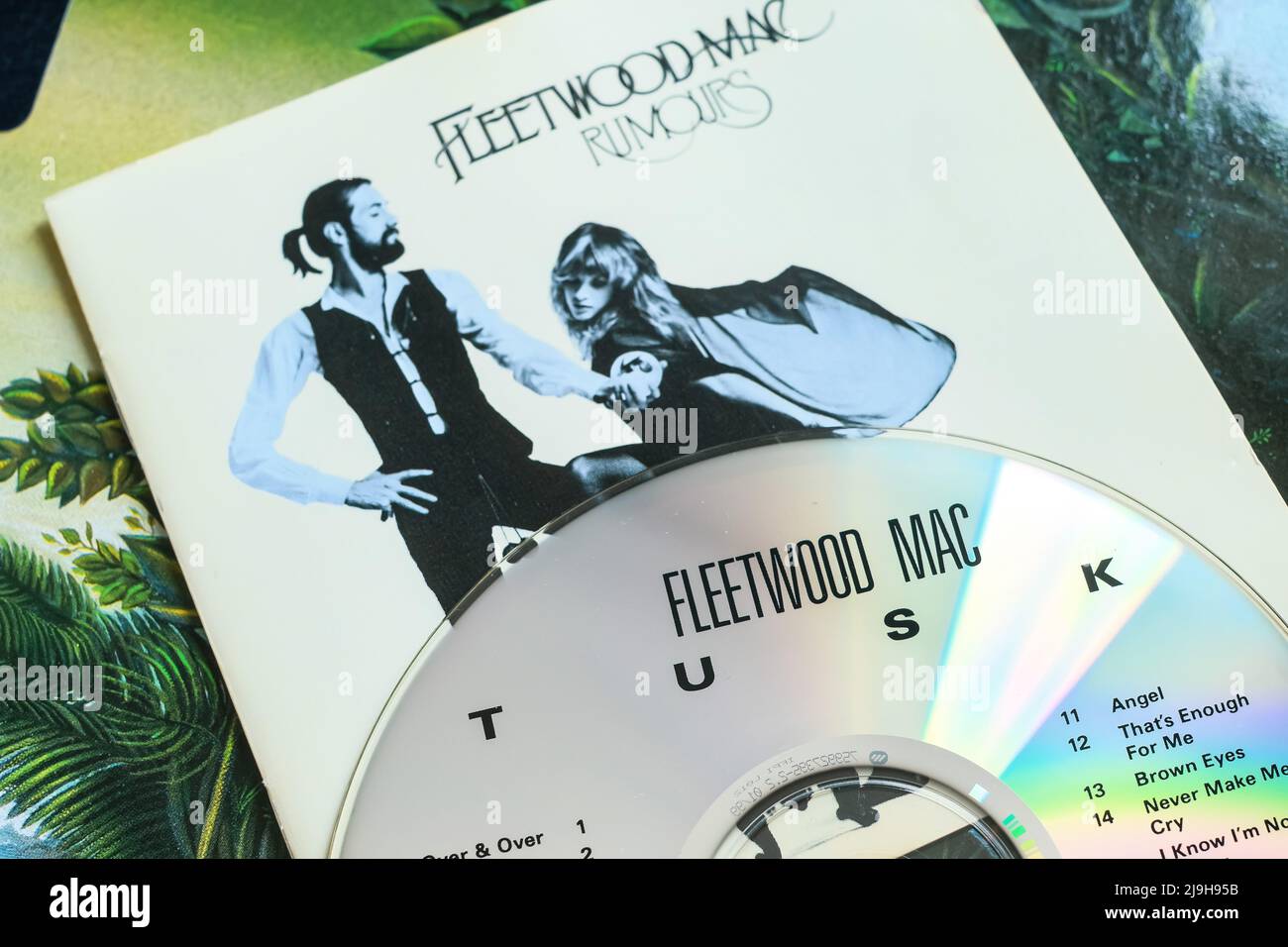 Nahaufnahme des Albums und der CD der britischen Rockband »Fleetwood Mac« auf Vinyl Cover mit dem Album Frontcover von Rumours Stockfoto