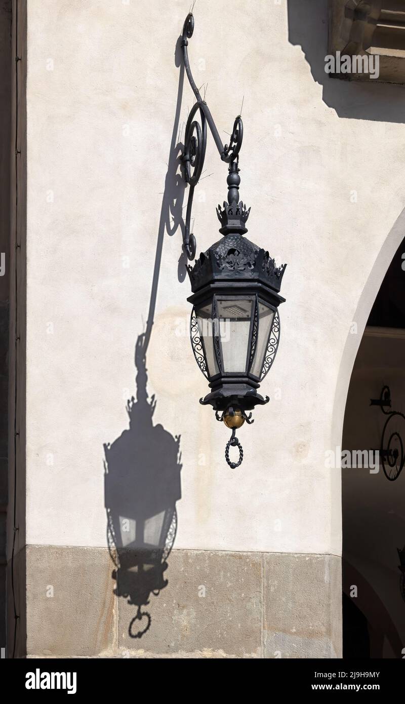 KRAKAU, POLEN - 16. MAI 2022: Verzierte Laternen-Lampen an der Außenseite des Stoffsaals mit Schatten Stockfoto