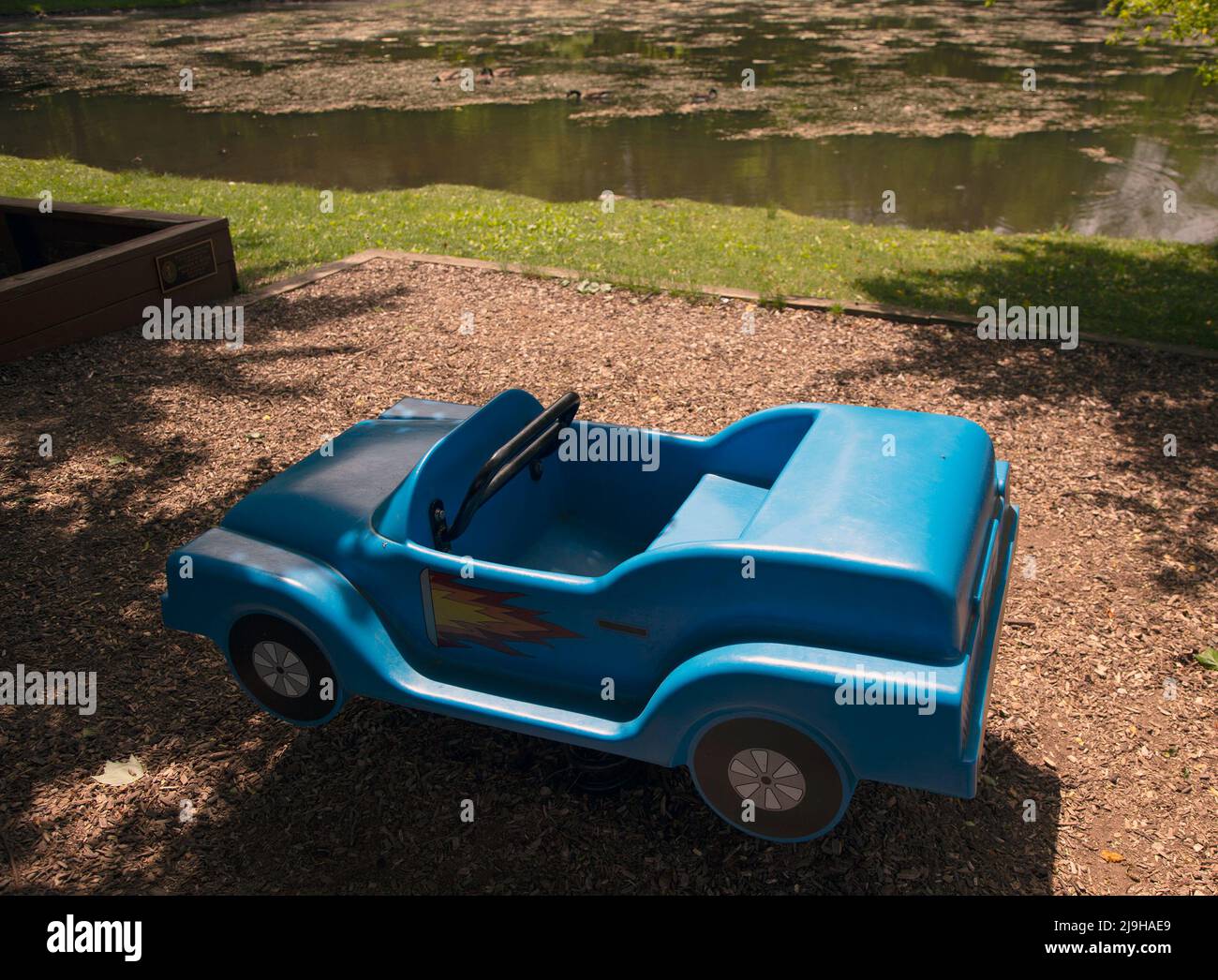 Leeres Kinderauto auf einem Spielplatz Stockfoto