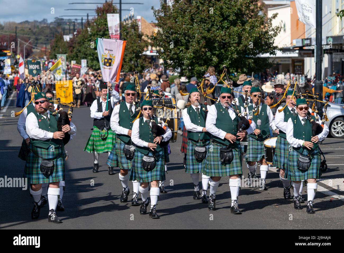 Farbenfrohe Straßenparade zur Feier der Eröffnung des Glen Innes Celtic Festival, NSW Australien Stockfoto