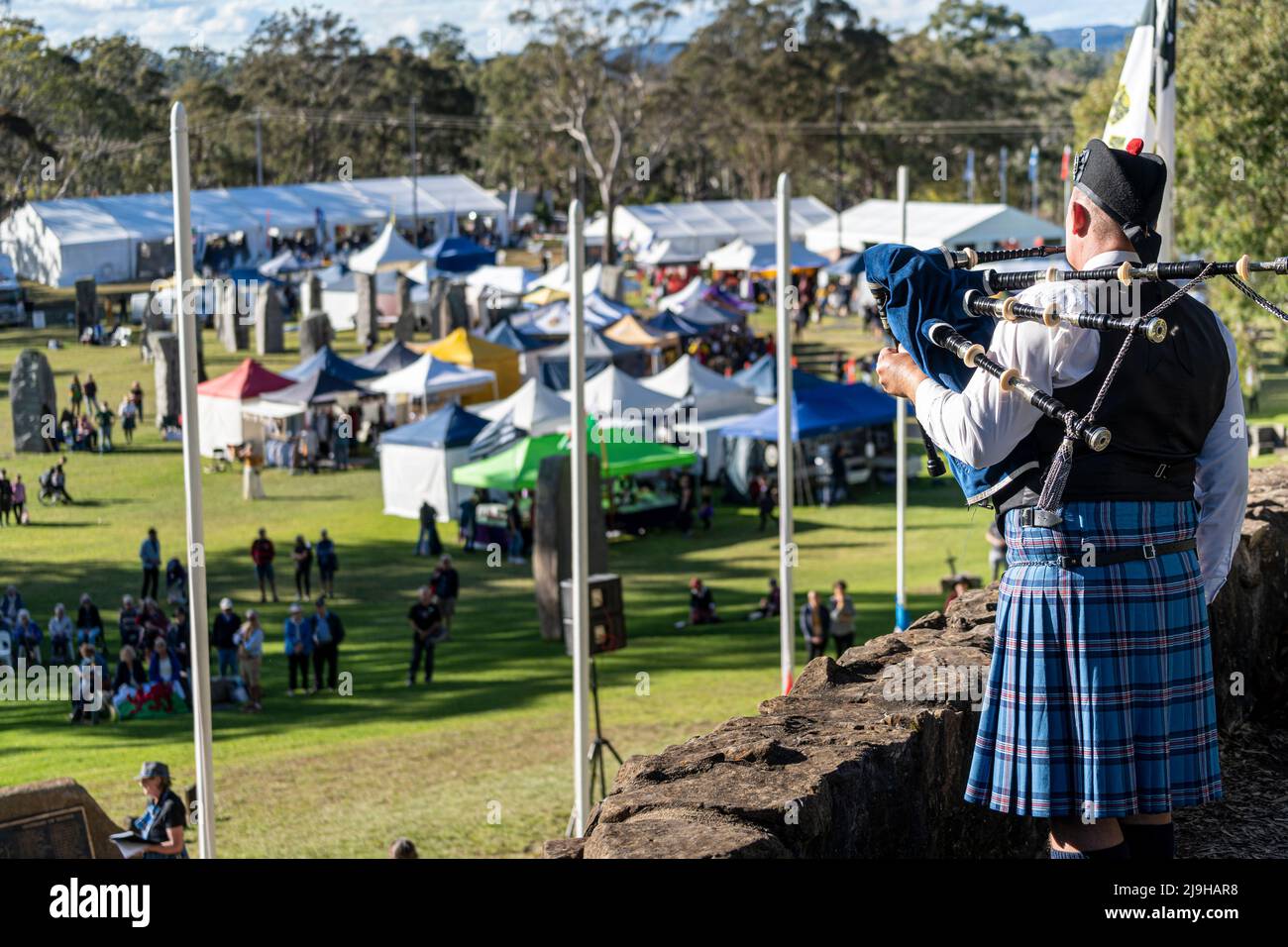 Lone Dudelsackläufer steht auf einem Hügel mit Blick auf das Glen Innes Celtic Festival, NSW Australien Stockfoto