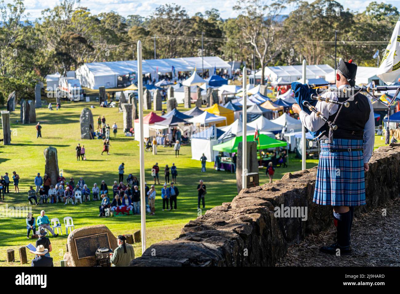 Lone Dudelsackläufer steht auf einem Hügel mit Blick auf das Glen Innes Celtic Festival, NSW Australien Stockfoto