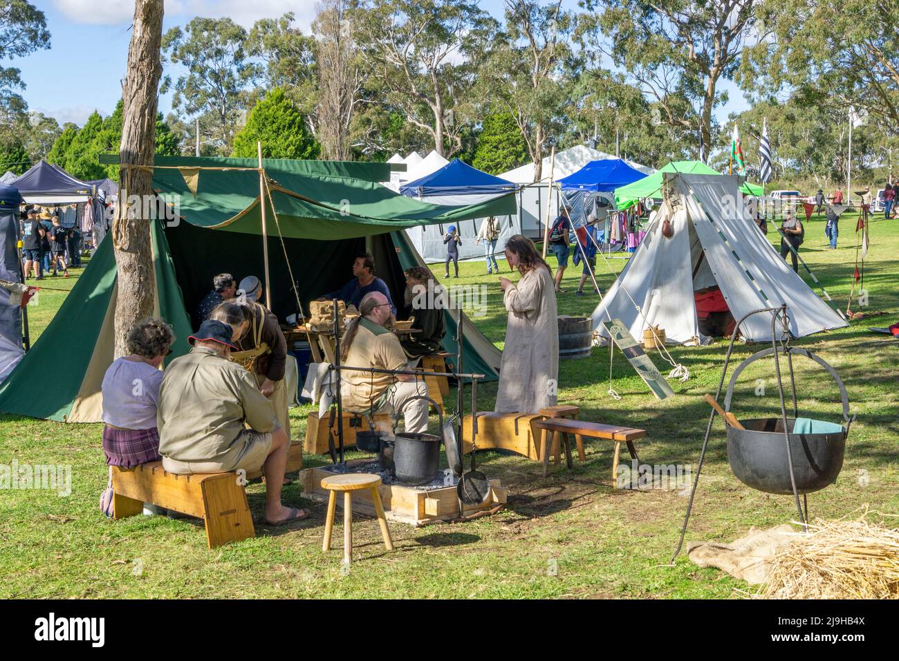 Mitglieder der medievil lebenden Geschichtsgruppe im Lager bei der historischen Nachstellung. Glen Innes Celtic Festival NSW Australien Stockfoto