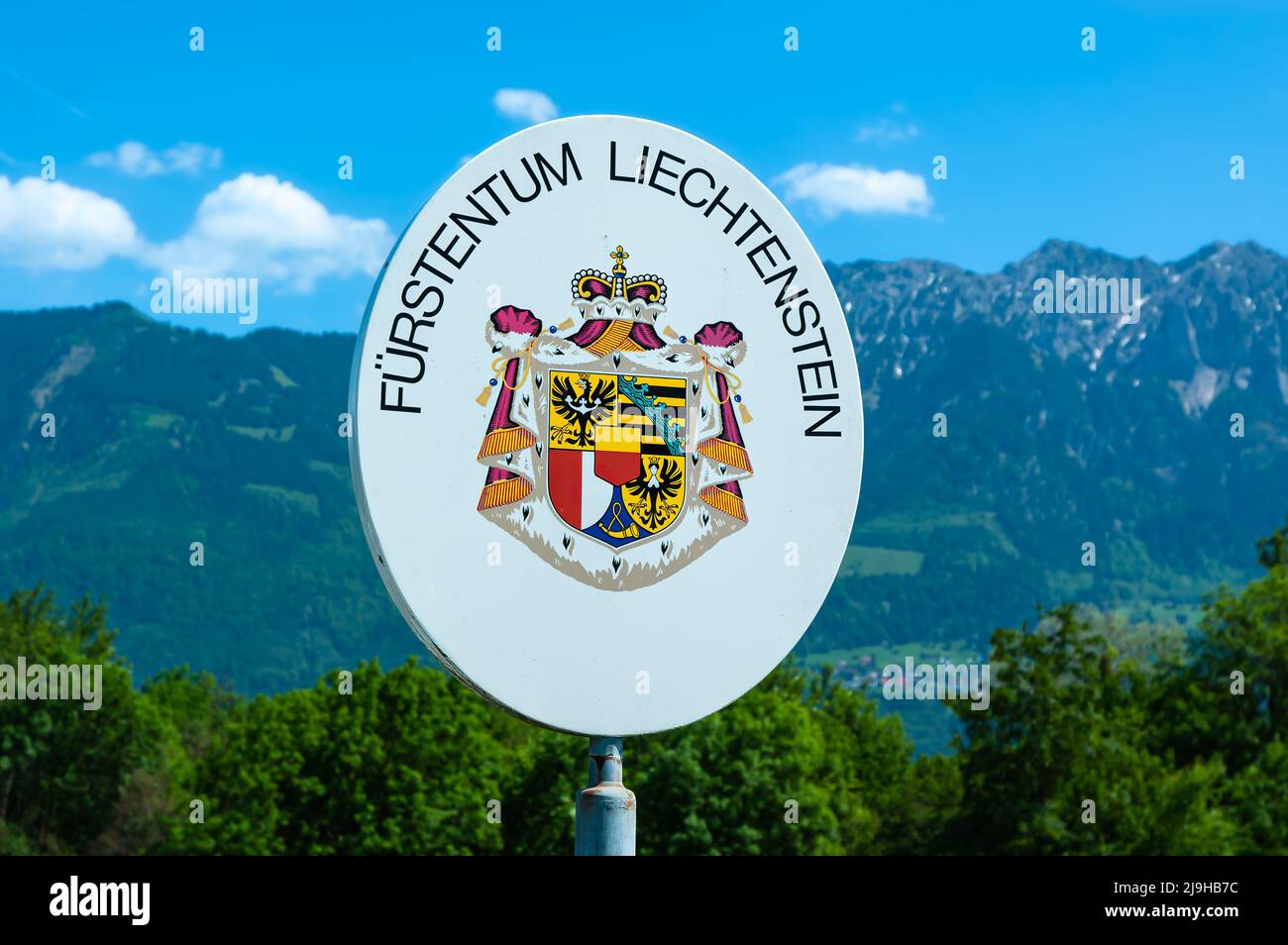 Eschen, Liechtenstein - Mai 20,2022: Grenzschild auf der Brücke über den Rhein mit der Inschrift Fürstentum Liechtenstein und dem Wappen Stockfoto