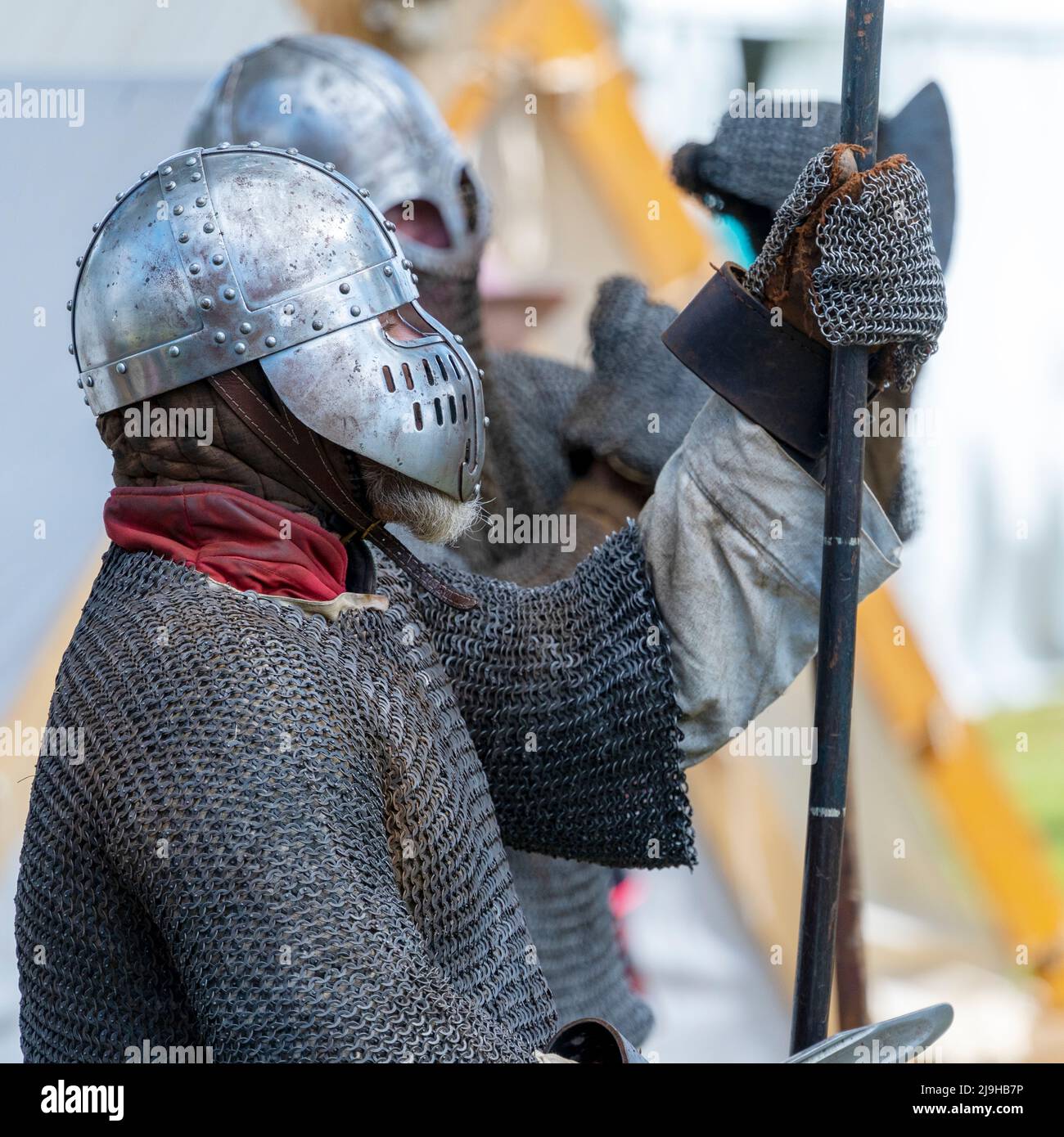 Krieger in Kettenpost führen mittelalterliche Kämpfe bei einem historischen Re-enactment-Turnier durch. Glen Innes Celtic Festival, New South Wales Australien Stockfoto