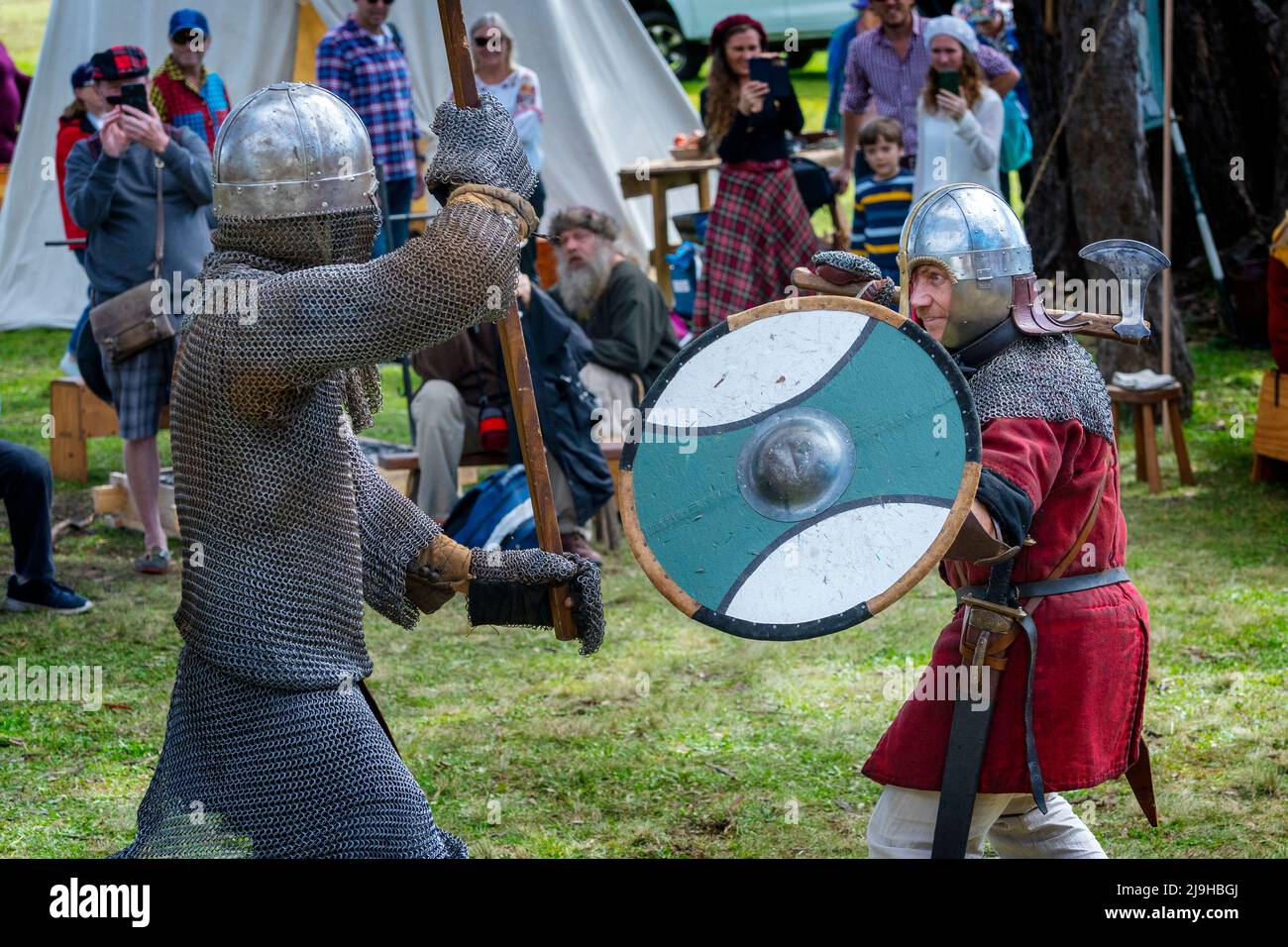 Krieger in Kettenpost führen mittelalterliche Kämpfe bei einem historischen Re-enactment-Turnier durch. Glen Innes Celtic Festival, New South Wales Australien Stockfoto