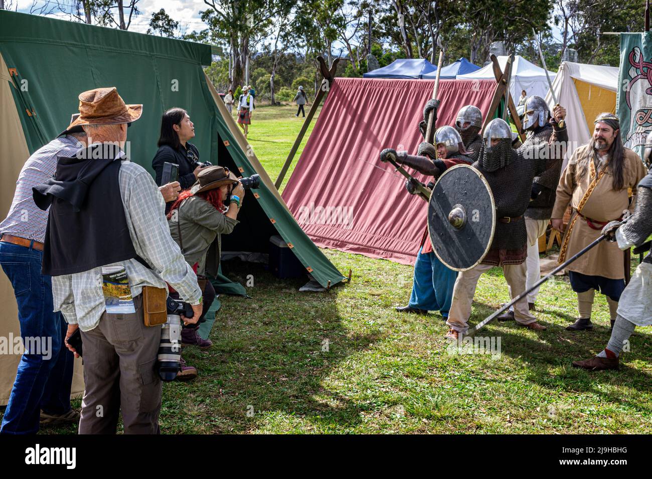 Fotografen, die Krieger in Kettenpost während der medievil-geschichtlichen Darstellung fotografieren. Glen Innes Celtic Festival, NSW Australien Stockfoto