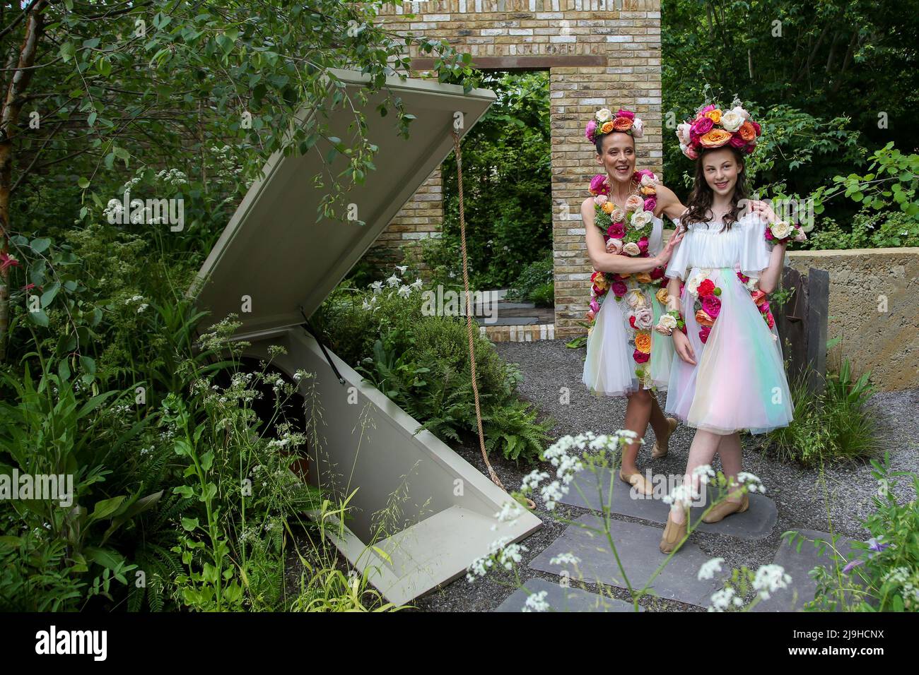 London, Großbritannien. 23.. Mai 2022. Kate Garvie (L) und ihre Tochter Ruby Garvie (R) posieren auf der Chelsea Flower Show 2022 auf dem von Paul Hervey-Brookes entworfenen Brewin Dophin Garden am Presseinterview-Tag. Kredit: SOPA Images Limited/Alamy Live Nachrichten Stockfoto