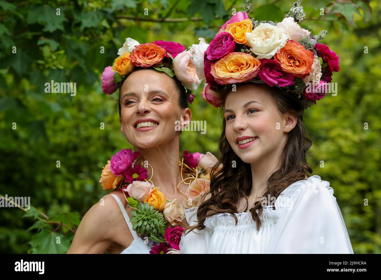 London, Großbritannien. 23.. Mai 2022. Kate Garvie (L) und ihre Tochter Ruby Garvie (R) posieren auf der Chelsea Flower Show 2022 auf dem von Paul Hervey-Brookes entworfenen Brewin Dophin Garden am Presseinterview-Tag. Kredit: SOPA Images Limited/Alamy Live Nachrichten Stockfoto