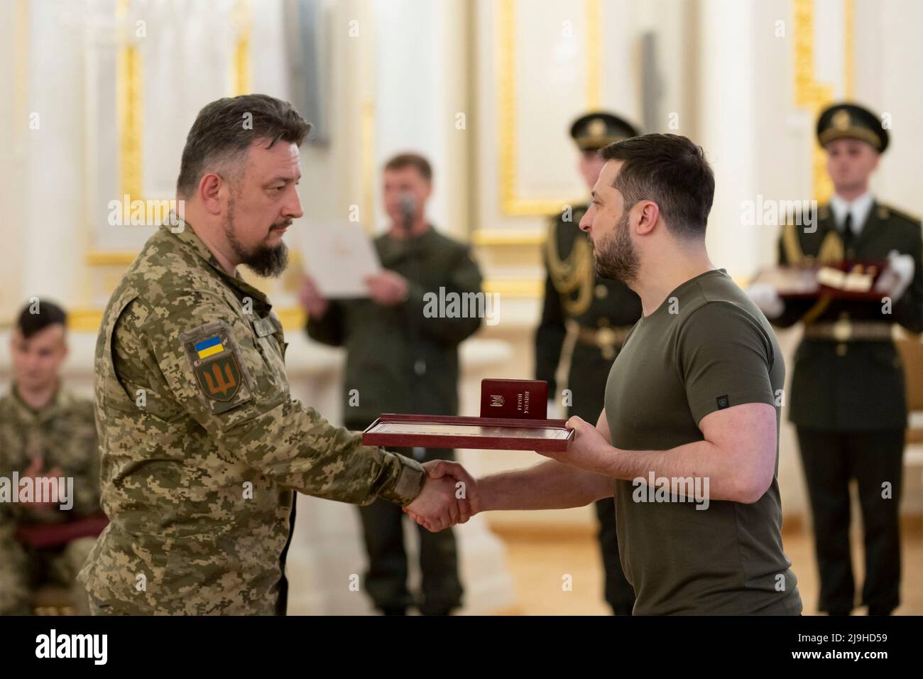 Kiew, Ukraine. 23.. Mai 2022. Der ukrainische Präsident Wolodymyr Zelenskyy, rechts, überreicht einem Helden der Ukraine während einer Zeremonie im Weißen Heldensaal im Mariyinski-Palast am 23. Mai 2022 in Kiew, Ukraine, den Befehl des Goldenen Sterns. Kredit: Sarsenov Daniiar/Ukrainian Presidential Press Office/Alamy Live Nachrichten Stockfoto