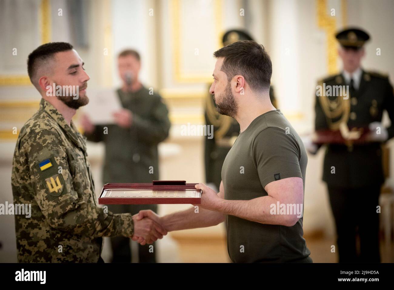 Kiew, Ukraine. 23.. Mai 2022. Der ukrainische Präsident Wolodymyr Zelenskyy, rechts, überreicht einem Helden der Ukraine während einer Zeremonie im Weißen Heldensaal im Mariyinski-Palast am 23. Mai 2022 in Kiew, Ukraine, den Befehl des Goldenen Sterns. Kredit: Sarsenov Daniiar/Ukrainian Presidential Press Office/Alamy Live Nachrichten Stockfoto