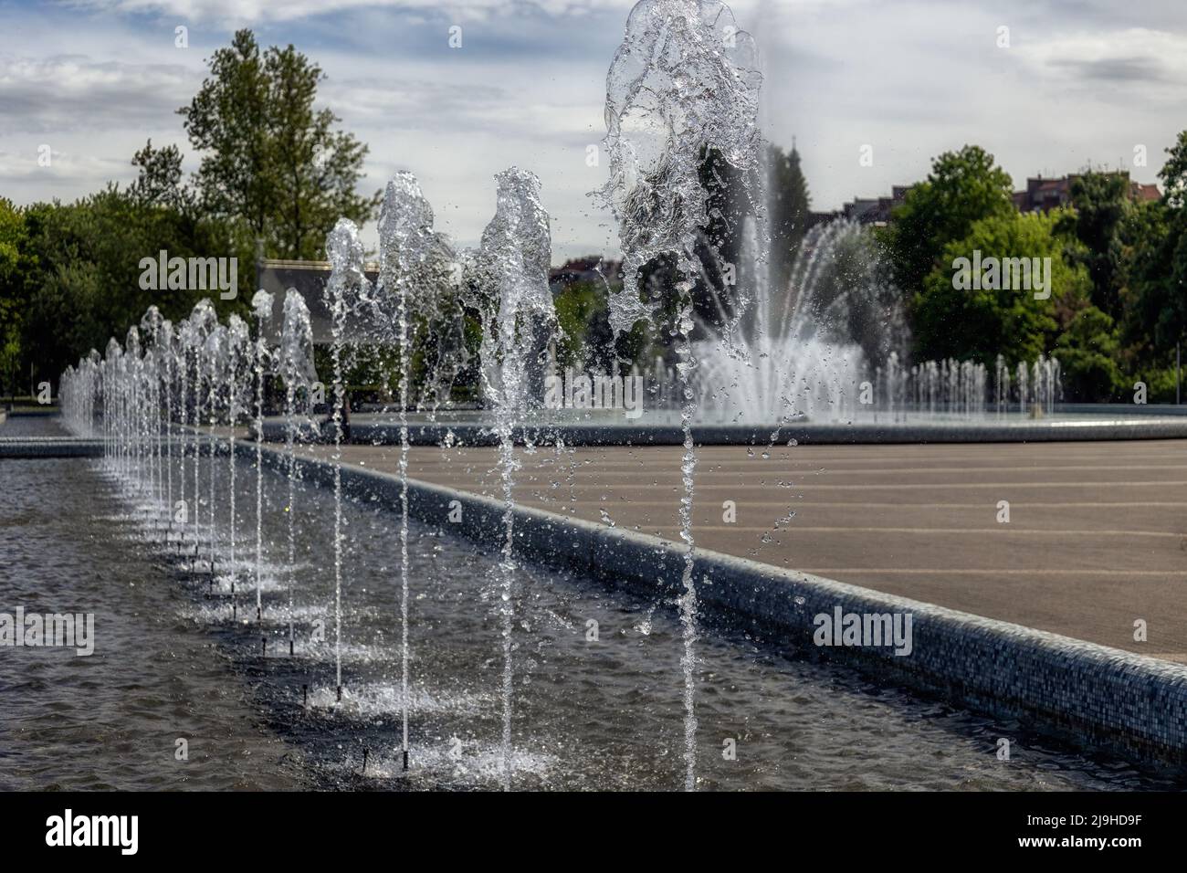 WARSCHAU, POLEN - 17. MAI 2022: Foutains im Multimedia Fountain Park in den Sächsischen Gärten tagsüber Stockfoto