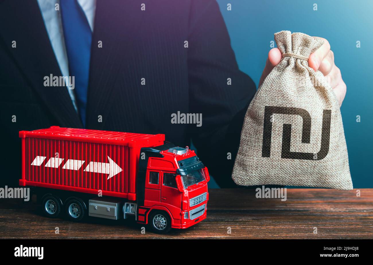 Geschäftsmann mit israelischem Schekel-Geldbeutel und Lastwagen. Gute Gehälter für Fahrer. Steigende Preise, weltweite Behälterverknappung. Logistik. Hohes Einkommen von t Stockfoto