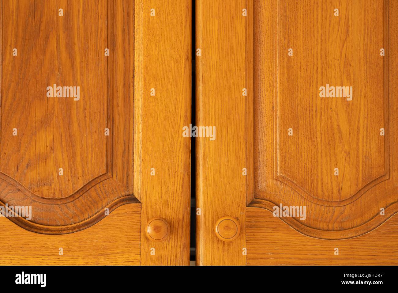 Alte Küche hölzernen braunen Schrank als Hintergrund, Küchenmöbel, Schranktür Stockfoto