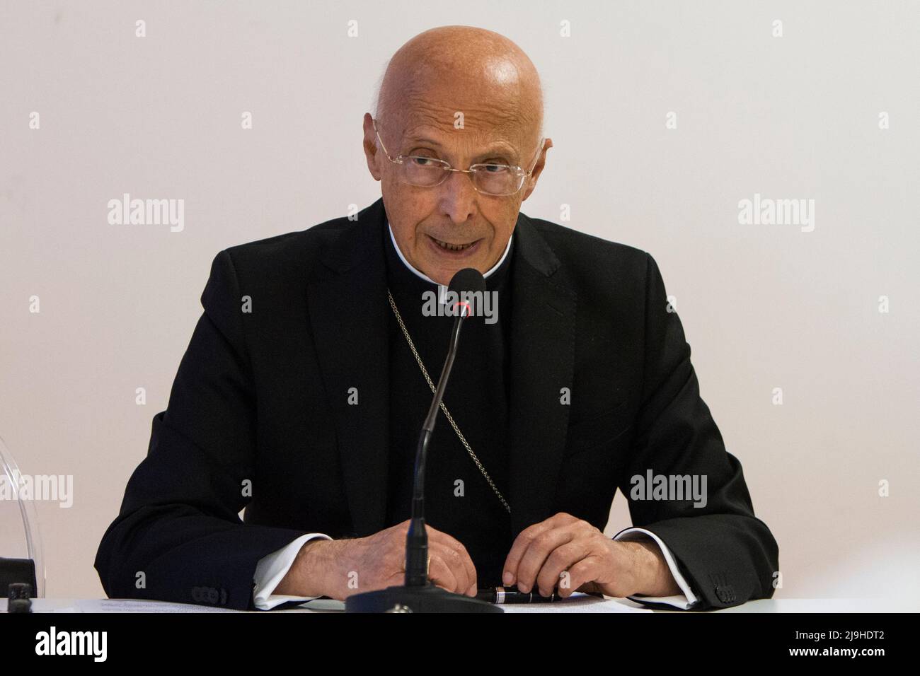 Turin, Italien. 23. Mai 2022. Der katholische Kardinal Angelo Bagnasco ist Gast der Torino Buchmesse 2022. Stockfoto