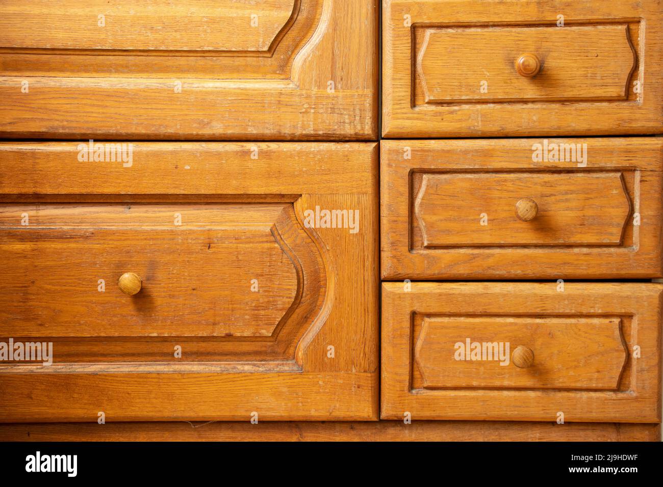 Alte Küche hölzernen braunen Schrank als Hintergrund, Küchenmöbel, Schranktür Stockfoto
