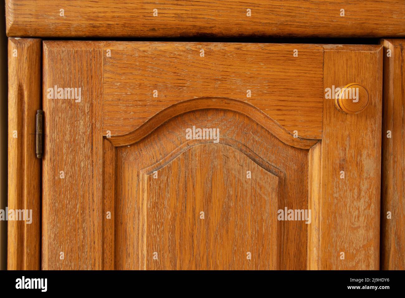 Alte Küche hölzernen braunen Schrank als Hintergrund, Küchenmöbel, Schranktür Stockfoto