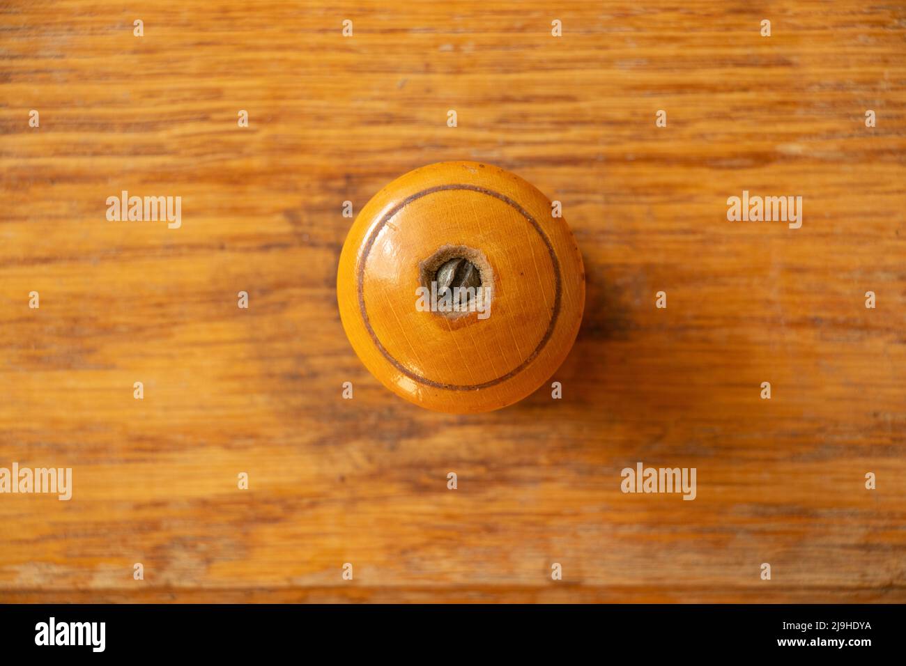 Alte Küche hölzernen braunen Schrank als Hintergrund, Küchenmöbel, Schranktür Stockfoto
