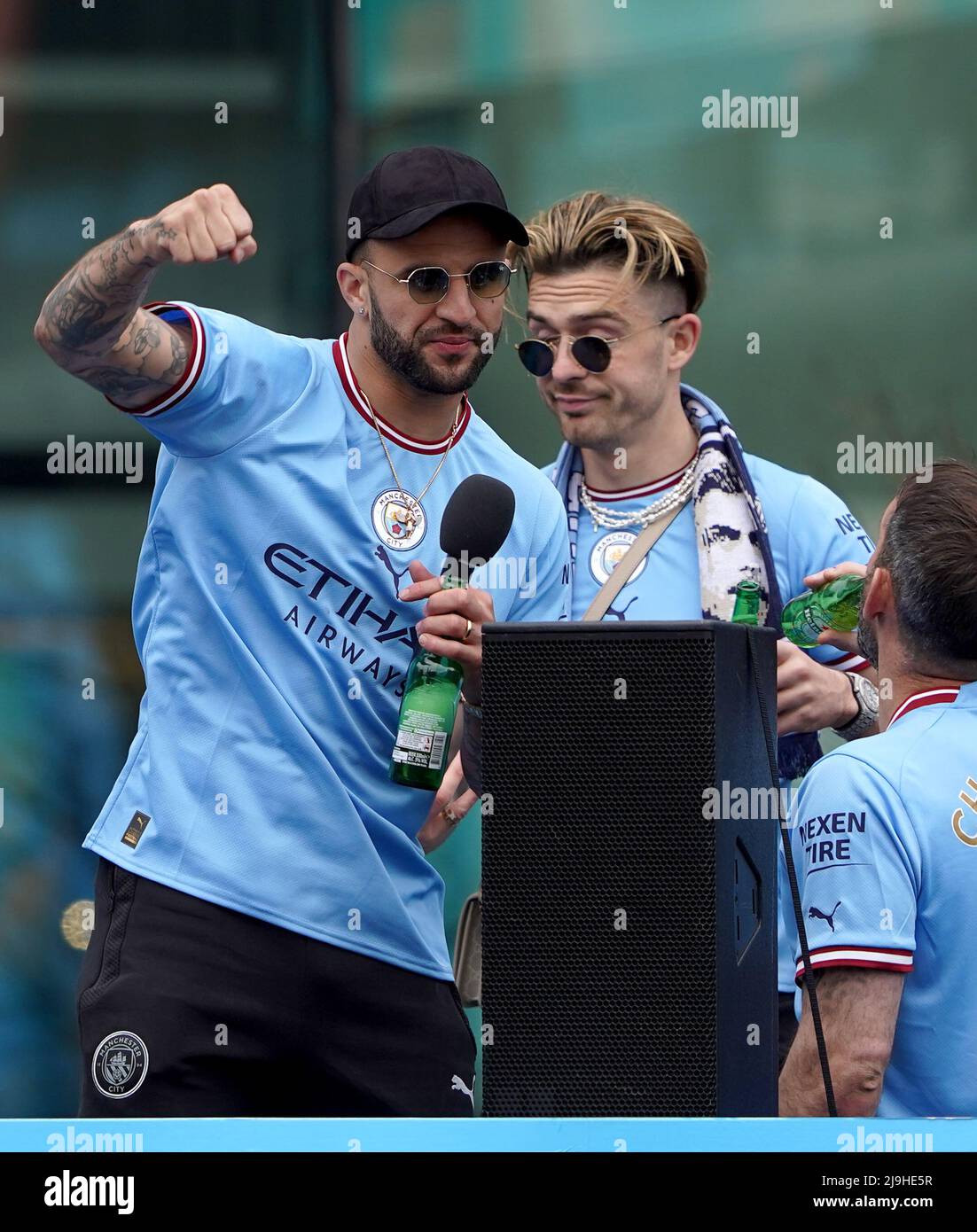 Kyle Walker (links) und Jack Grealish von Manchester City während der Premier League-Trophäenparade in Manchester. Bilddatum: Montag, 23. Mai 2022. Stockfoto