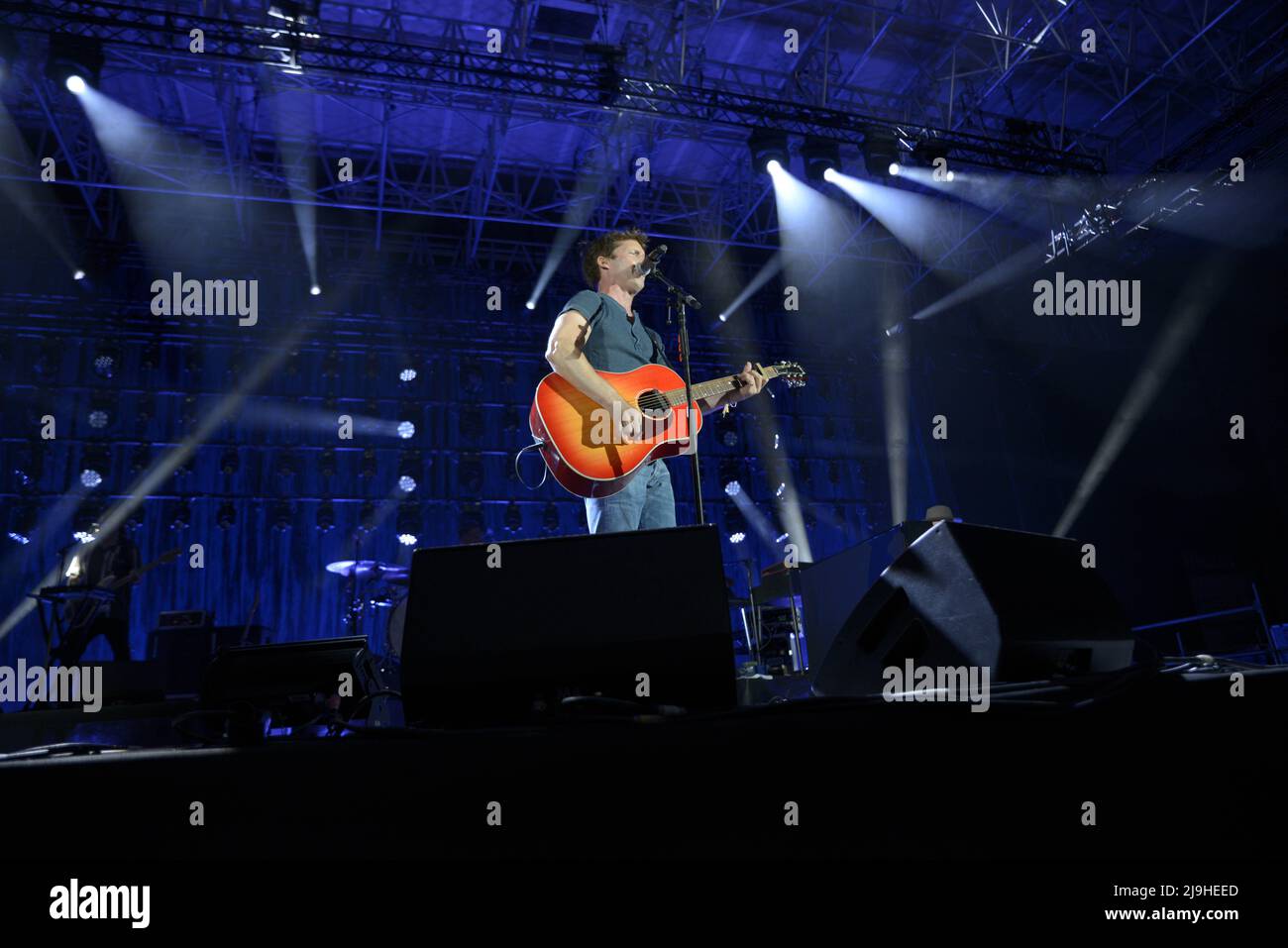 22. Mai 2022, Padova, Italien: James Hillier Blount (geboren am 22. Februar 1974), besser bekannt als James Blunt, ist ein englischer Sänger, Songwriter, Musiker und Plattenproduzent. Als ehemaliger Aufklärungsoffizier im Rettungsregiment der britischen Armee diente er während des Kosovo-Krieges 1999 unter der NATO. Nachdem er das Militär verlassen hatte, erlangte er 2004 mit der Veröffentlichung seines Debütalbums Back to Bedlam Weltruhm mit den Singles ''You're Beautiful'' und ''Auf Wiedersehen My Lover''...Blunts erstes Album verkaufte sich weltweit über 11 Millionen Mal, was die britische Albumkarte toppte und einen Höhepunkt bei n erreichte Stockfoto