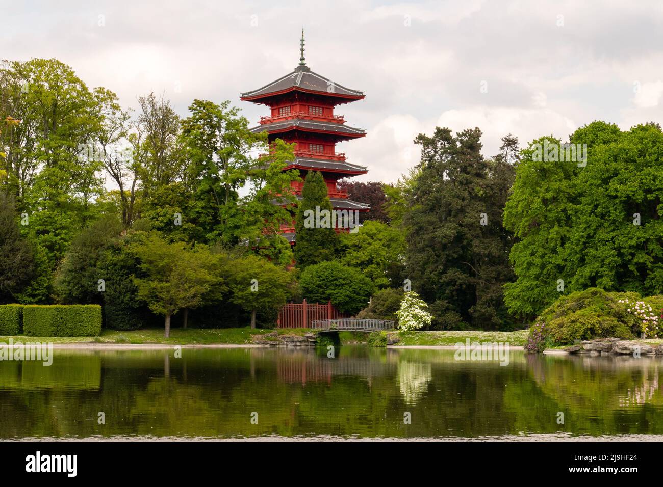 Brüssel, Belgien, 4. Mai 2022. Blick auf den Japanischen Turm vom Garten des königlichen Schlosses von Laeken. Der japanische Turm wäre ein authentischer Jap Stockfoto