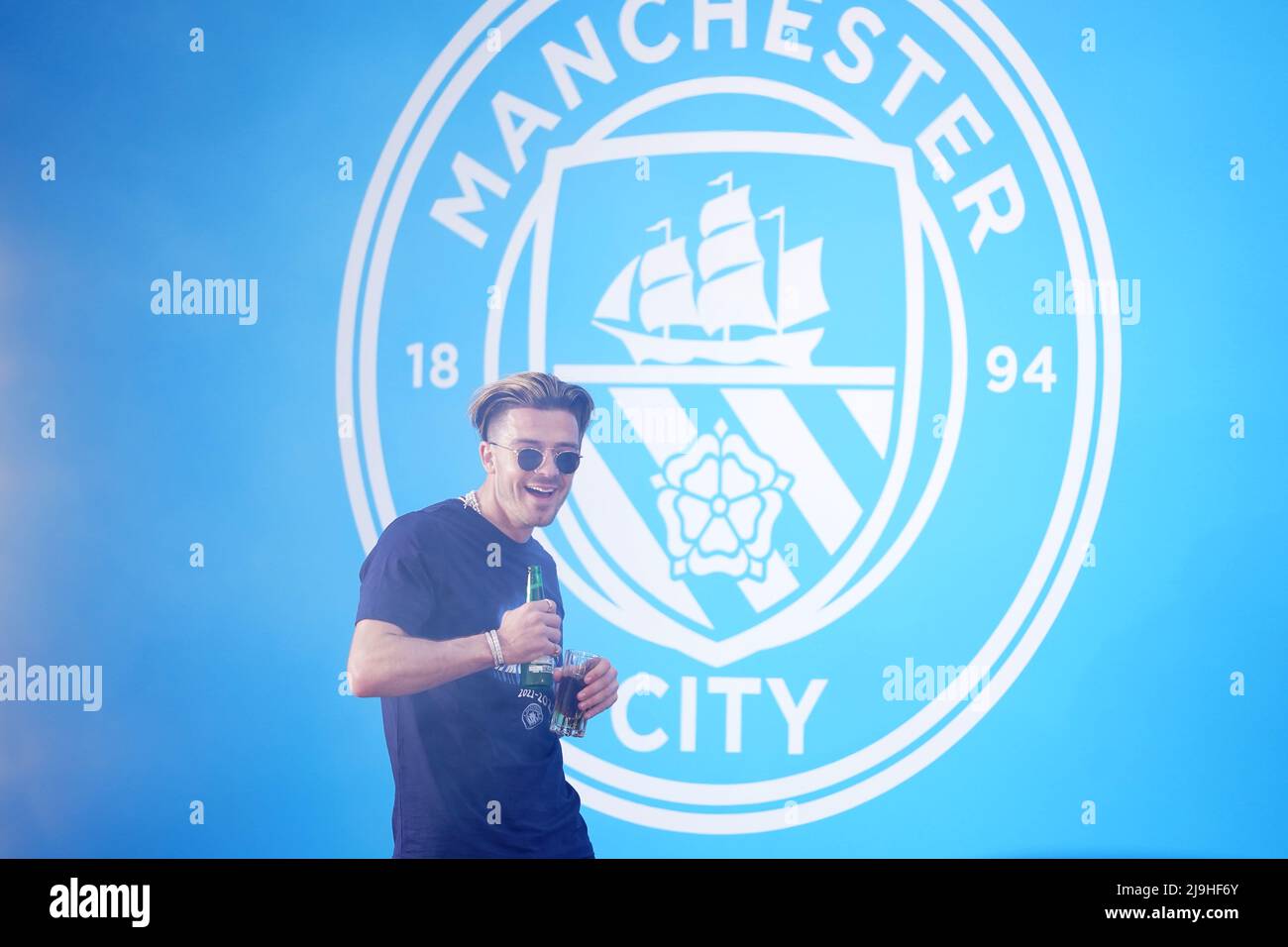 Jack Grealish von Manchester City während der Trophäenparade der Premier League in Manchester. Bilddatum: Montag, 23. Mai 2022. Stockfoto